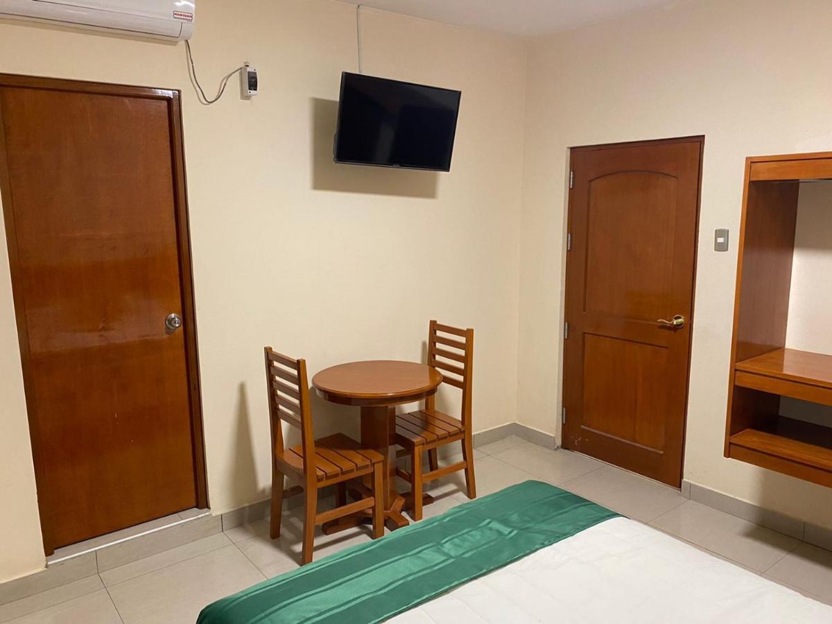 Tariri Hotel Pucallpa Buitenkant foto
