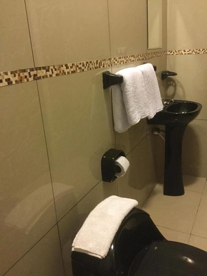 Tariri Hotel Pucallpa Buitenkant foto